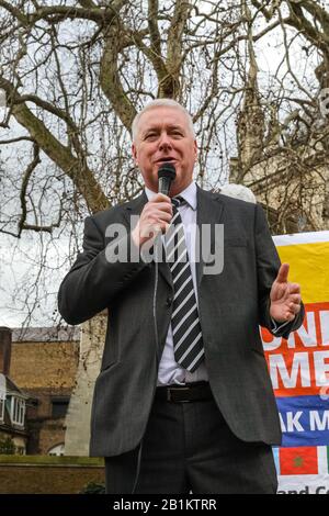 Westminster, London, Großbritannien. Februar 2020. Arbeitsvorsitzender Ian Lavery. Ian Lavery, MP und andere sprechen über einen Protest der PCS (Public and Commercial Services Union), die auffällige Mitarbeiter von Interserve unterstützt. Ausgelagerte Mitarbeiter des Facilities Management im Foreign and Commonwealth Office (FCO) in London begannen ihre Streikzeit im November, da Interserve nicht bereit sind, PCS anzuerkennen. Kredit: Imageplotter/Alamy Live News Stockfoto