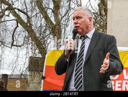 Westminster, London, Großbritannien. Februar 2020. Arbeitsvorsitzender Ian Lavery. Ian Lavery, MP und andere sprechen über einen Protest der PCS (Public and Commercial Services Union), die auffällige Mitarbeiter von Interserve unterstützt. Ausgelagerte Mitarbeiter des Facilities Management im Foreign and Commonwealth Office (FCO) in London begannen ihre Streikzeit im November, da Interserve nicht bereit sind, PCS anzuerkennen. Kredit: Imageplotter/Alamy Live News Stockfoto