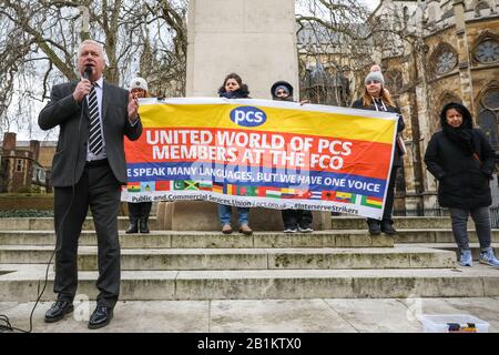 Westminster, London, Großbritannien. Februar 2020. Arbeitsvorsitzender Ian Lavery. Ian Lavery, MP und andere sprechen über einen Protest der PCS (Public and Commercial Services Union), die auffällige Mitarbeiter von Interserve unterstützt. Ausgelagerte Mitarbeiter des Facilities Management im Foreign and Commonwealth Office (FCO) in London begannen ihre Streikzeit im November, da Interserve nicht bereit sind, PCS anzuerkennen. Kredit: Imageplotter/Alamy Live News Stockfoto