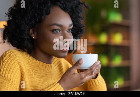 Nahaufnahme des Portraits von afro-Frauen, die eine Tasse Kaffee genießen Stockfoto