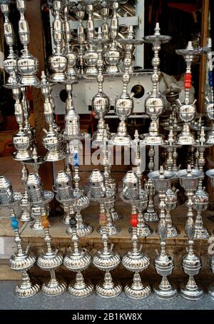 Shisha Hookah Pipes auf dem touristischen Basar-Markt in Khan Al Khalili in Kairo in Ägypten in Nordafrika. Khalil Stockfoto