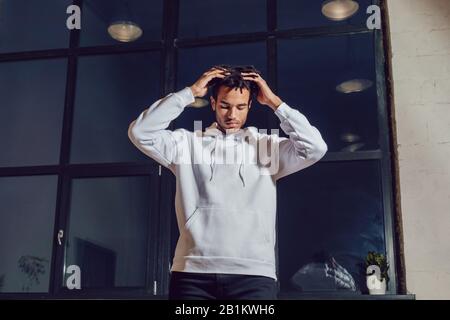 Attraktiver afroamerikanischer Mann im Kapuzenpullover. Mock-up. Stockfoto