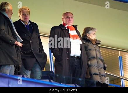 Champions League, Chelsea-München, London, 25. Februar 2020. Uli HOENESS (ehemaliger FCB-Präsident), mit Frau Susi, Oliver KAHN, zukünftiger FCB-Chef, Joerg WACKER, Geschäftsführer Internationale Angelegenheiten, FC CHELSEA - FC BAYERN MÜNCHEN 0-3 UEFA Football Champions League, London, 25. Februar 2020, Saison 2019/2020, Runde der letzten sechzehn, FCB, Bayern, München © Peter Schatz / Alamy Live News Stockfoto