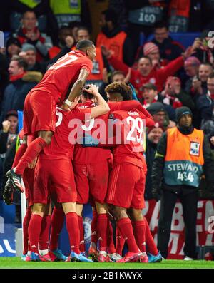 Champions League, Chelsea-München, London, 25. Februar 2020. Serge GNABRY, FCB 22 feiert sein 0-2-Tor, glücklich, lachen, feiern, mit Robert LEWANDOWSKI, FCB 9 Thomas MUELLER, MÜLLER, FCB 25 Kingsley COMAN, FCB 29 Thiago ALCANTARA, FCB 6 Benjamin PAVARD, FCB 5 David ALABA, FCB 27 FC CHELSEA - FC BAYERN MÜNCHEN 0-3 UEFA Football League, London Februar 2020, Saison 2019/2020, Runde der letzten sechzehn, FCB, Bayern, München © Peter Schatz / Alamy Live News Stockfoto