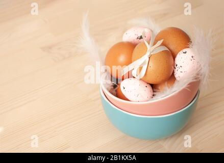 Hühnereier, Wachteleier in Keramikschale, osteressen, traditioneller, katholischer, orthodoxen Feiertag. Ostern 2020. Stockfoto