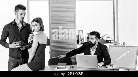 Rest ist für uns ein Muss. Jungen Mitarbeiter genießen Pause bei der Arbeit. Manager Tee trinken in Rest-Stunde. Pretty Woman und stattlichen Mann, der Rest im Büro, während Kollege im Hintergrund arbeiten. Stockfoto