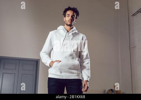 Attraktiver afroamerikanischer Mann im Kapuzenpullover. Mock-up. Stockfoto