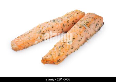 Studioaufnahme aus Filet aus geräuchertem Lachs, bedeckt mit einer Zitrone und Petersilie, die vor weißem Hintergrund geschnitten wurde - John Gollop Stockfoto