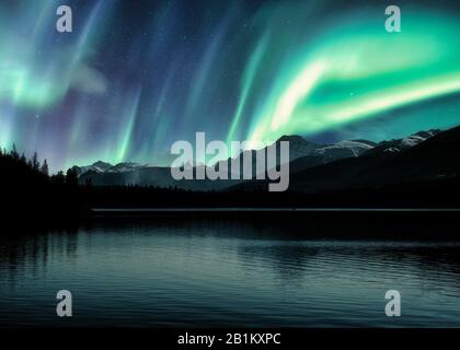 Aurora Borealis, Northern Lights over Canadian Rockies in Forest on Pyramid Lake im Jasper Nationalpark, Kanada Stockfoto