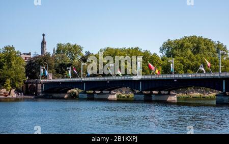 Brücke von Bellerive am Fluss Allier zur Vichy-Stadt, zum Allier Departement, zur Auvergne, Rhone-Alpen, Frankreich Stockfoto