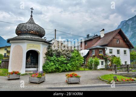 Hallstatt, Österreich – 9. Juli 2016. Straßenansicht in Hallstatt mit Kreuzwegkapelle I und einem Wohnhaus. Stockfoto