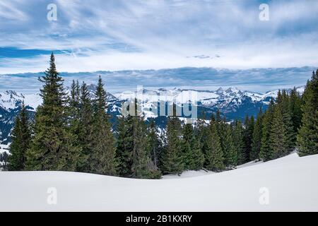 Blick von einem Schweizer Berg in der Nähe von Gstaad auf die alpen Stockfoto