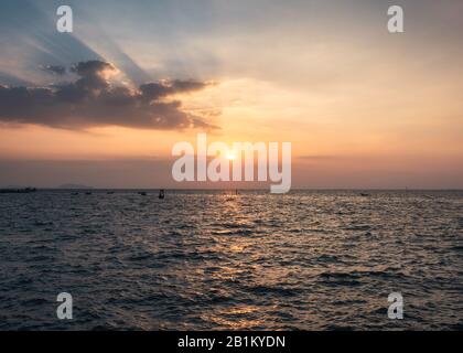 Tropisches Meer mit Fischerbooten bei Sonnenuntergang Stockfoto