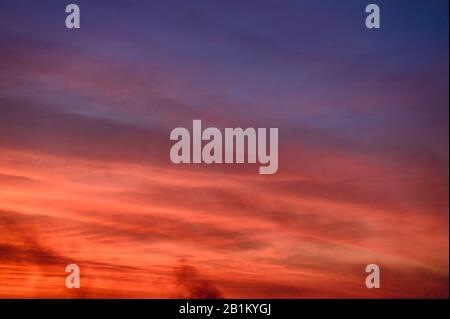 Farbenfroher Dämmerungshimmel und Wolkenstrauch bei Sonnenuntergang Stockfoto