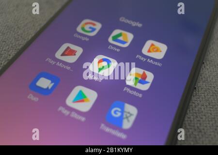 Athen, Griechenland - 22. Februar 2020: Google bildet App-neues Symbol zwischen anderen Apps auf dem Smartphone-Bildschirm ab Stockfoto