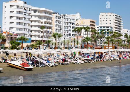 Touristenmassen am Strand, Finikoudes, Larnaca, Zypern 2018. Stockfoto