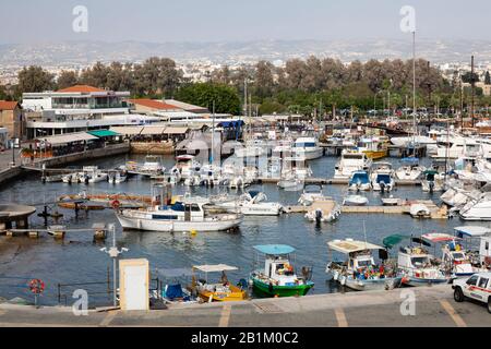 Traditionelle zyprische Fischerboote neben modernen Luxusyachten im Hafen von Paphos. Zypern 2018. Stockfoto