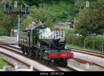 GWR 7800 'Manor'-Klasse, Nr. 7827 'Lydham Manor', die um den Zug läuft, Kingswear Station, Dartmouth Steam Railway, Devon, England, Großbritannien Stockfoto