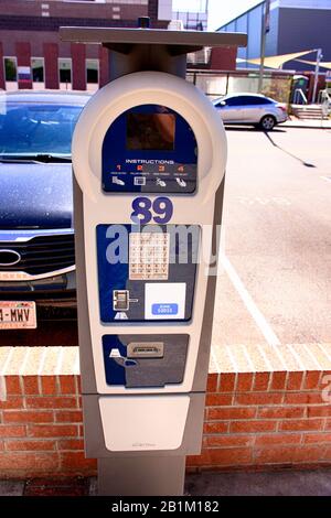 Moderne, digitale, solarbetriebene Parkuhmeter werden jetzt in Tucson AZ eingesetzt Stockfoto