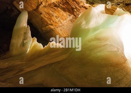 Obertraun, Salzkammergut, Österreich - 9. Juli 2016. Innenansicht der Dachstein Giant Ice Cave in Österreich, mit Eisblöcken. Stockfoto