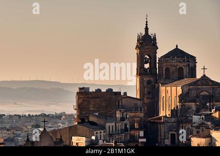 Italienische Stadt, die von den Farben des Sonnenuntergangs beleuchtet wird, Sizilien Stockfoto