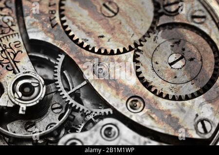 Verrostter alter Getriebemechanismus. Für konzeptionelle Projekte, zum Beispiel den Zusammenbruch der Wirtschaft, der Krise usw. Designminimalismus, Retro Style. Stockfoto