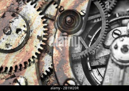Verrostter alter Getriebemechanismus. Für konzeptionelle Projekte, zum Beispiel den Zusammenbruch der Wirtschaft, der Krise usw. Designminimalismus, Retro Style. Stockfoto