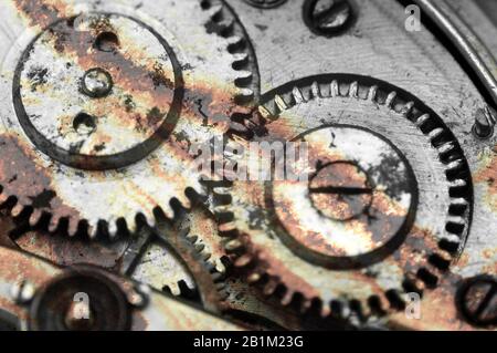 Verrostter alter Getriebemechanismus. Für konzeptionelle Projekte, zum Beispiel den Zusammenbruch der Wirtschaft, der Krise usw. Designminimalismus, Retro Style. Stockfoto