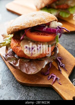 Hausgemanagter Veggi-Burger mit einem Soja-basierten Patty Stockfoto