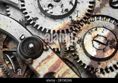 Verrostter alter Getriebemechanismus. Für konzeptionelle Projekte, zum Beispiel den Zusammenbruch der Wirtschaft, der Krise usw. Designminimalismus, Retro Style. Stockfoto
