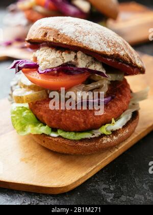 Hausgemanagter Veggi-Burger mit einem Soja-basierten Patty Stockfoto