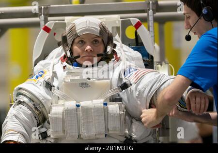 Die Veteranen-Astronautin Anne C. McClain ist im Neutral Buoyancy Lab der NASA für das Schwerelosigkeitstraining im 6,2 Millionen Liter großen Pool mit einem Mock-up der Internationalen Raumstation (ISS) in Houston. Stockfoto