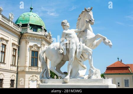 Wien, Österreich - 11. Juli 2016. Historische Statue vor dem Schloss Belvedere in Wien, Österreich. Stockfoto