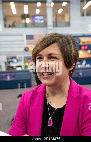 Ann Roemer, Leiterin der Astronautenauswahl der National Aeronautic and Space Administration (NASA), spricht mit einem Journalisten während einer Medientour durch das Johnson Space Center in Houston, Texas. Stockfoto