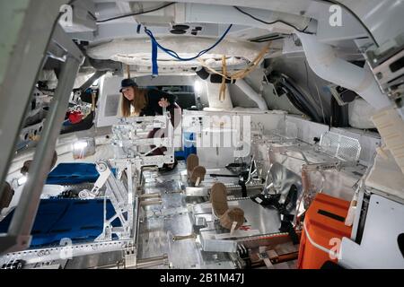 Journalisten erkunden eine Verspottung der Raumkapsel Orion bei der NASA in Houston, die vier Astronauten in zukünftigen Missionen im Tiefraum zum Mond, einem Asteroiden oder Mars tragen wird. Stockfoto