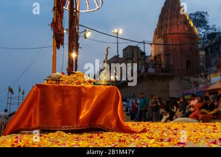 Räucherstäbchen, Blumen, Kerzen und andere Dinge für Ganga aarti Zeremonie Rituale in Dashashwamedh Ghat. Varanasi. Indien Stockfoto