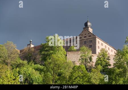 Die Plassenburg ist eine von Biegungen der Renaissancezeit umgebene Höhenburg über die oberfränkische Stadt Kulmbach. Stockfoto