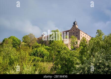 Die Plassenburg ist eine von Biegungen der Renaissancezeit umgebene Höhenburg über die oberfränkische Stadt Kulmbach. Stockfoto