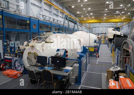 Mockups verschiedener Raumfahrzeuge, einschließlich des sowjetischen Teils der Internationalen Raumstation (ISS), die für das Astronautentraining in einer kavernösen NASA Johnson Space Center-Einrichtung in Houston verwendet wird. Stockfoto