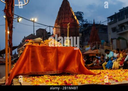 Räucherstäbchen, Blumen, Kerzen und andere Dinge für Ganga aarti Zeremonie Rituale in Dashashwamedh Ghat. Varanasi. Indien Stockfoto