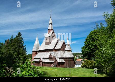 Die Gustav-Adolf-Stabkirche ist eine Stabkirche im Goslarer Stadtteil Hahnenklee-Bockswiese im Harz. Der Bau ist eine freie Ausbildung der Stabkirche Stockfoto