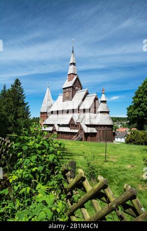 Die Gustav-Adolf-Stabkirche ist eine Stabkirche im Goslarer Stadtteil Hahnenklee-Bockswiese im Harz. Der Bau ist eine freie Ausbildung der Stabkirche Stockfoto