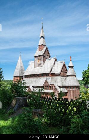 Die Gustav-Adolf-Stabkirche ist eine Stabkirche im Goslarer Stadtteil Hahnenklee-Bockswiese im Harz. Der Bau ist eine freie Ausbildung der Stabkirche Stockfoto