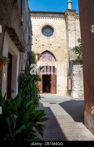 Sirmione ist eine italienische Ortschaft am Südufer des Gardasees und Technologie zur Provinz Brescia in der italienischen Region Lombardei. Stockfoto