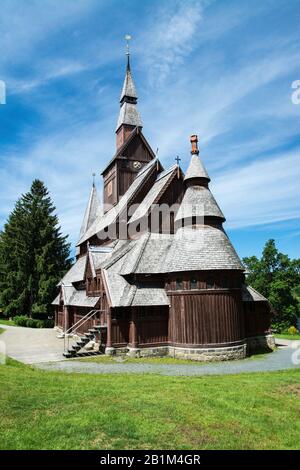 Die Gustav-Adolf-Stabkirche ist eine Stabkirche im Goslarer Stadtteil Hahnenklee-Bockswiese im Harz. Der Bau ist eine freie Ausbildung der Stabkirche Stockfoto