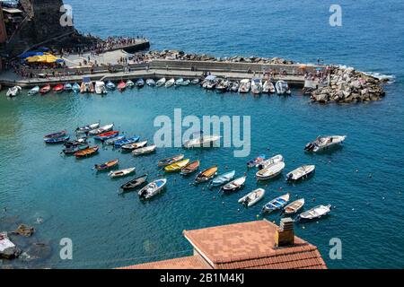 Vernazza wird als das schönste der Dörfer der Cinque Terre bezichnet. Farbenfrohe Häuser erstehen ein buntes Mosaik, so wie sie in den Felsen gebaut wird Stockfoto