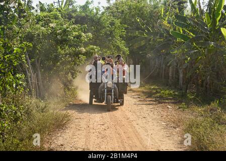 Motorradtransport auf staubigen Hinterwegen am Rio Magdalena, Santa Cruz de Mompocks, Bolivar, Kolumbien Stockfoto
