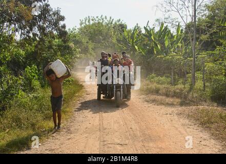 Motorradtransport auf staubigen Hinterwegen am Rio Magdalena, Santa Cruz de Mompocks, Bolivar, Kolumbien Stockfoto