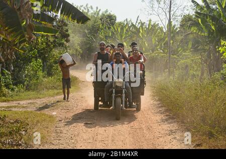Motorradtransport auf staubigen Hinterwegen am Rio Magdalena, Santa Cruz de Mompocks, Bolivar, Kolumbien Stockfoto