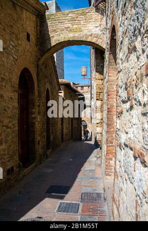 San Gimignano ist eine italienische Kleinstadt in der Provinz Siena, Toskana, mit einem mittelalterlichen Stadtkern und wird auch "Mittelalterliches M Stockfoto